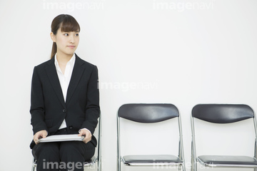 ｏｌ 座る パイプ椅子 の画像素材 ビジネスシーン ビジネスの写真素材ならイメージナビ