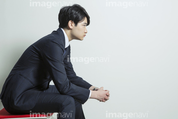 イケメン 日本人 スーツ 代 座る の画像素材 ビジネスパーソン ビジネスの写真素材ならイメージナビ