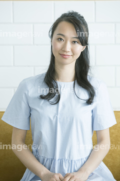 日本人 女性 笑顔 リラックス 30代 半袖 ロイヤリティフリー の