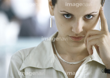 頬杖 女 正面 子供 イラスト シルエット モノクロ あおり 俯瞰 顔 こめかみ の画像素材 写真素材ならイメージナビ