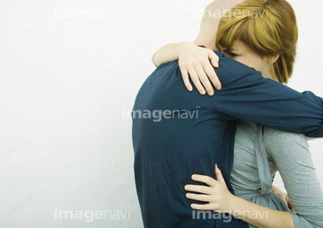 抱きしめる 横 の画像素材 行動 人物の写真素材ならイメージナビ