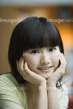 手を添える 虫歯ポーズ の画像素材 年齢 人物の写真素材ならイメージナビ