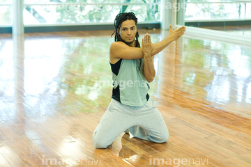 男性 俯瞰 立つ 膝立ち の画像素材 写真素材ならイメージナビ