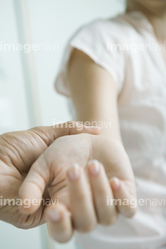 女性 手 掴む 手首 憂鬱 の画像素材 写真素材ならイメージナビ