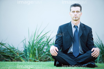足を組む スーツ あぐら 足を組む 瞑想 昼 の画像素材 業種 職業 ビジネスの写真素材ならイメージナビ