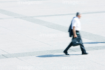 歩く 男性 横 半袖 1人 の画像素材 人物 イラスト Cgの写真素材ならイメージナビ