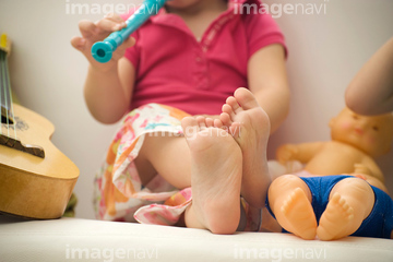 少女 足裏 の画像素材 家族 人間関係 人物の写真素材ならイメージナビ