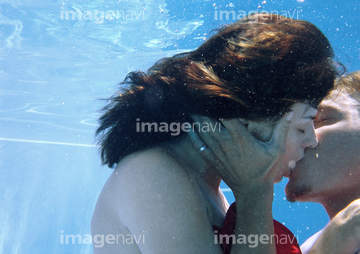 水中 キス 魅力的 の画像素材 行動 人物の写真素材ならイメージナビ
