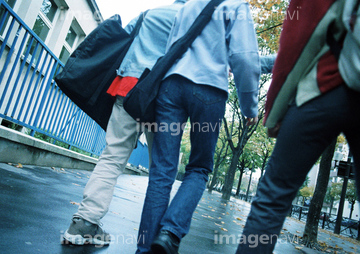 歩く 後ろ姿 男性 高校生 の画像素材 年齢 人物の写真素材ならイメージナビ