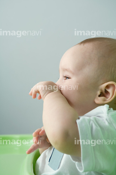 外国人 子供 赤ちゃん 横顔 幼児 1人 座る の画像素材 外国人 人物の写真素材ならイメージナビ