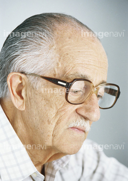おじいさん 横顔 外国人 メガネ 悲しみ の画像素材 写真素材ならイメージナビ