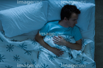 寝る 男性 俯瞰 ベッド 寂しさ の画像素材 写真素材ならイメージナビ