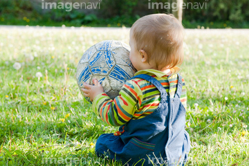 男の子 サッカーボール 赤ちゃん 子供 の画像素材 外国人 人物の写真素材ならイメージナビ
