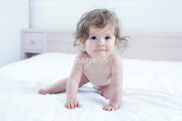 赤ちゃん 裸 幼児 パーマヘアー の画像素材 外国人 人物の写真素材ならイメージナビ