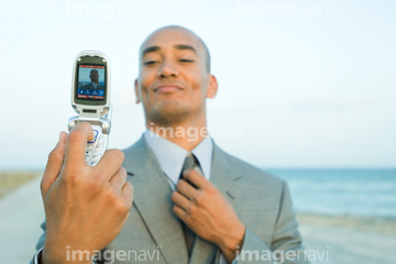 男性 自撮り スーツ 外国人 手 の画像素材 写真素材ならイメージナビ