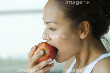 りんご かじる の画像素材 行動 人物の写真素材ならイメージナビ