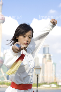 スポーツ 武道 格闘技 拳法 カンフー ポーズ 若い女性 の画像素材 写真素材ならイメージナビ