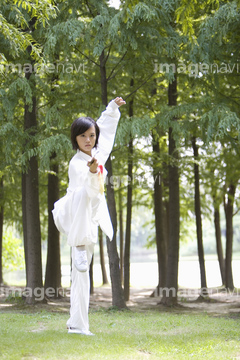 スポーツ 武道 格闘技 拳法 カンフー ポーズ 若い女性 の画像素材 写真素材ならイメージナビ