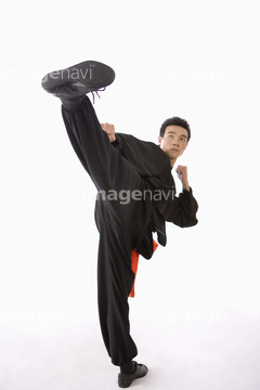 スポーツ 武道 格闘技 拳法 カンフー ポーズ 片足立ち の画像素材 写真素材ならイメージナビ
