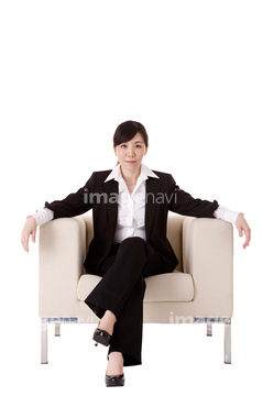 足を組む スーツ 椅子 ビジネス パンツスーツ の画像素材 ビジネスパーソン ビジネスの写真素材ならイメージナビ