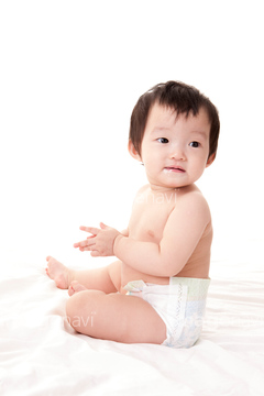 人物 外国人 赤ちゃん 全身 おむつ 座る 紙おむつ の画像素材 写真素材ならイメージナビ