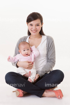ポーズ あぐら 足を組む 若い女性 赤ちゃん 子供 の画像素材 写真素材ならイメージナビ