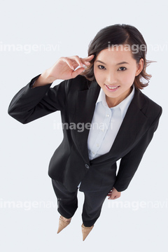 女性 全身 ポーズ 俯瞰 スーツ 笑う の画像素材 ビジネス 人物の