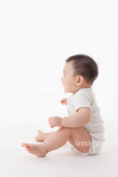 外国人 子供 赤ちゃん 横顔 幼児 1人 座る の画像素材 外国人 人物の写真素材ならイメージナビ