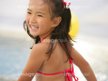 幼い 女の子 後ろ姿 ロングヘアー 水着 の画像素材 写真素材ならイメージナビ
