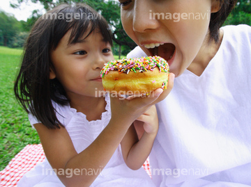 ドーナツ 食べる 食べさせる の画像素材 行動 人物の写真素材ならイメージナビ