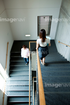 女性 階段 俯瞰 大学生 の画像素材 構図 人物の写真素材ならイメージナビ
