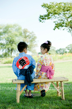 ベンチ 子供 後ろ 日本人 の画像素材 構図 人物の写真素材ならイメージナビ