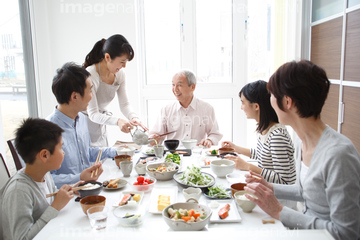 家族 食卓 6人 多い の画像素材 料理 食事 ライフスタイルの写真素材ならイメージナビ