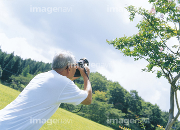 上を向く ふわふわ 1人 後ろ向き の画像素材 構図 人物の写真素材ならイメージナビ