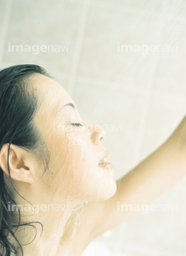 お風呂 女性 日本人 リラックス シャワールーム の画像素材 美容 ライフスタイルの写真素材ならイメージナビ