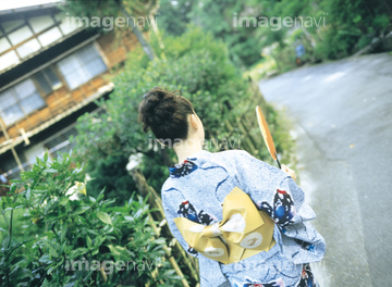 浴衣 女性 後ろ姿 ミドル の画像素材 構図 人物の写真素材ならイメージナビ