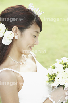 ウェディングドレス 座る の画像素材 結婚 行事 祝い事の写真素材ならイメージナビ
