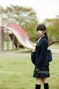 振り向き 女性 日本人 全身 夏 少人数 若者 の画像素材 体のパーツ 人物の写真素材ならイメージナビ