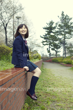人物 日本人 女性 制服 座る 全身 の画像素材 写真素材ならイメージナビ
