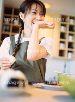 おにぎり 握る の画像素材 季節 形態別食べ物 食べ物の写真素材ならイメージナビ