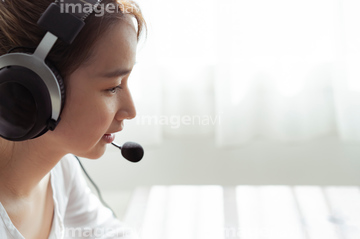 ヘッドホン 横顔 の画像素材 ビジネスパーソン ビジネスの写真素材ならイメージナビ