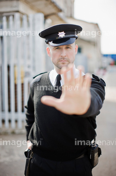 警備員 ジェスチャー 昼 の画像素材 外国人 人物の写真素材ならイメージナビ