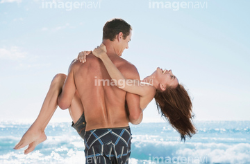 お姫様抱っこ 恋人 水着 の画像素材 家族 人間関係 人物の写真素材ならイメージナビ