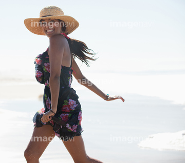 ワンピース 麦わら帽子 少ない の画像素材 日本人 人物の写真素材ならイメージナビ