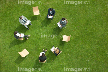 座る 俯瞰 の画像素材 構図 人物の写真素材ならイメージナビ