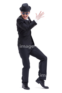 サングラス 男 スーツ 踊る の画像素材 イラスト Cgの写真素材ならイメージナビ