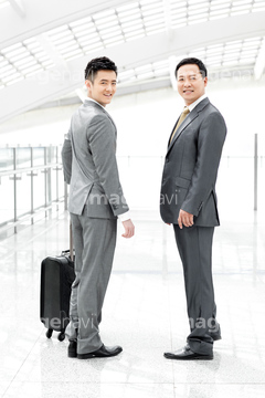 振り向く 全身 男性 スーツ 喜び の画像素材 ビジネス 人物の写真素材ならイメージナビ