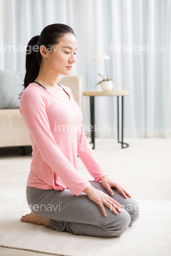 女性 座る 裸足 正座 の画像素材 フィットネス スポーツの写真素材ならイメージナビ