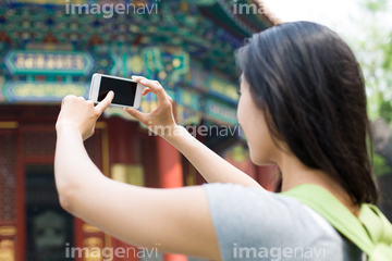 スマホ 撮影 女性 自撮り 大学生 1人 上半身 の画像素材 人物 イラスト Cgの写真素材ならイメージナビ