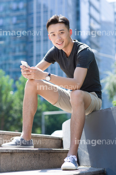 ショートパンツ 座る 若い男性 1人 学生 の画像素材 外国人 人物の写真素材ならイメージナビ